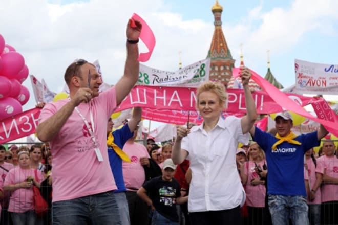 Дарья Донцова на благотворительном марше Вместе против рака груди