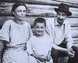 Виталий Бианки с женой и сыном Михаилом